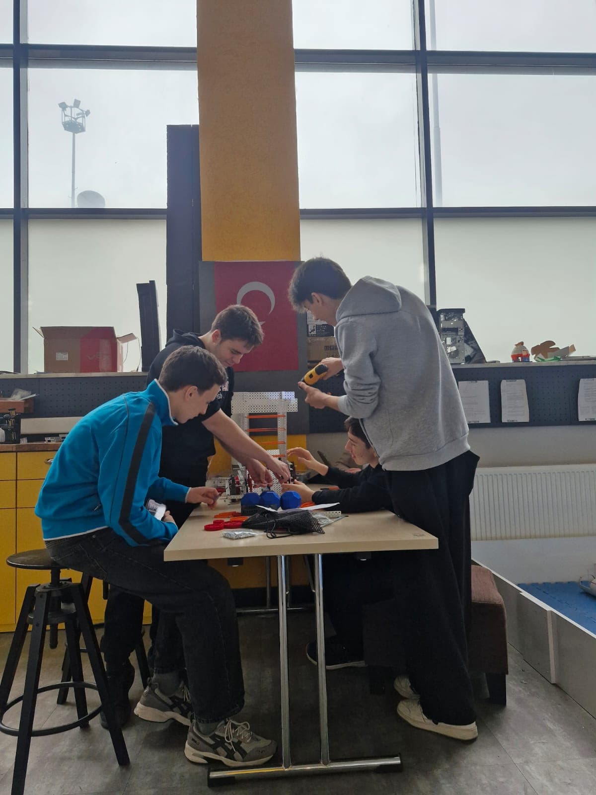 VEX robotu üzerinde çalışırken