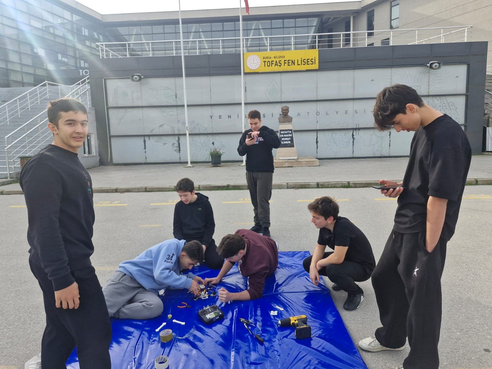 Okul önünde saha hazırlığı