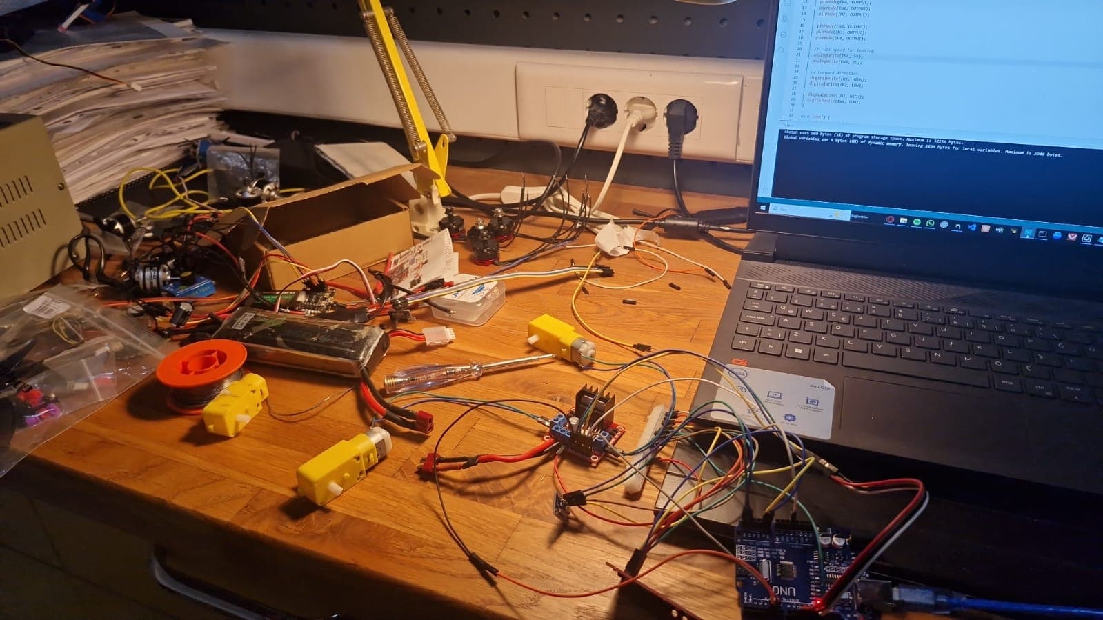 Elektronik ve yazılım masası